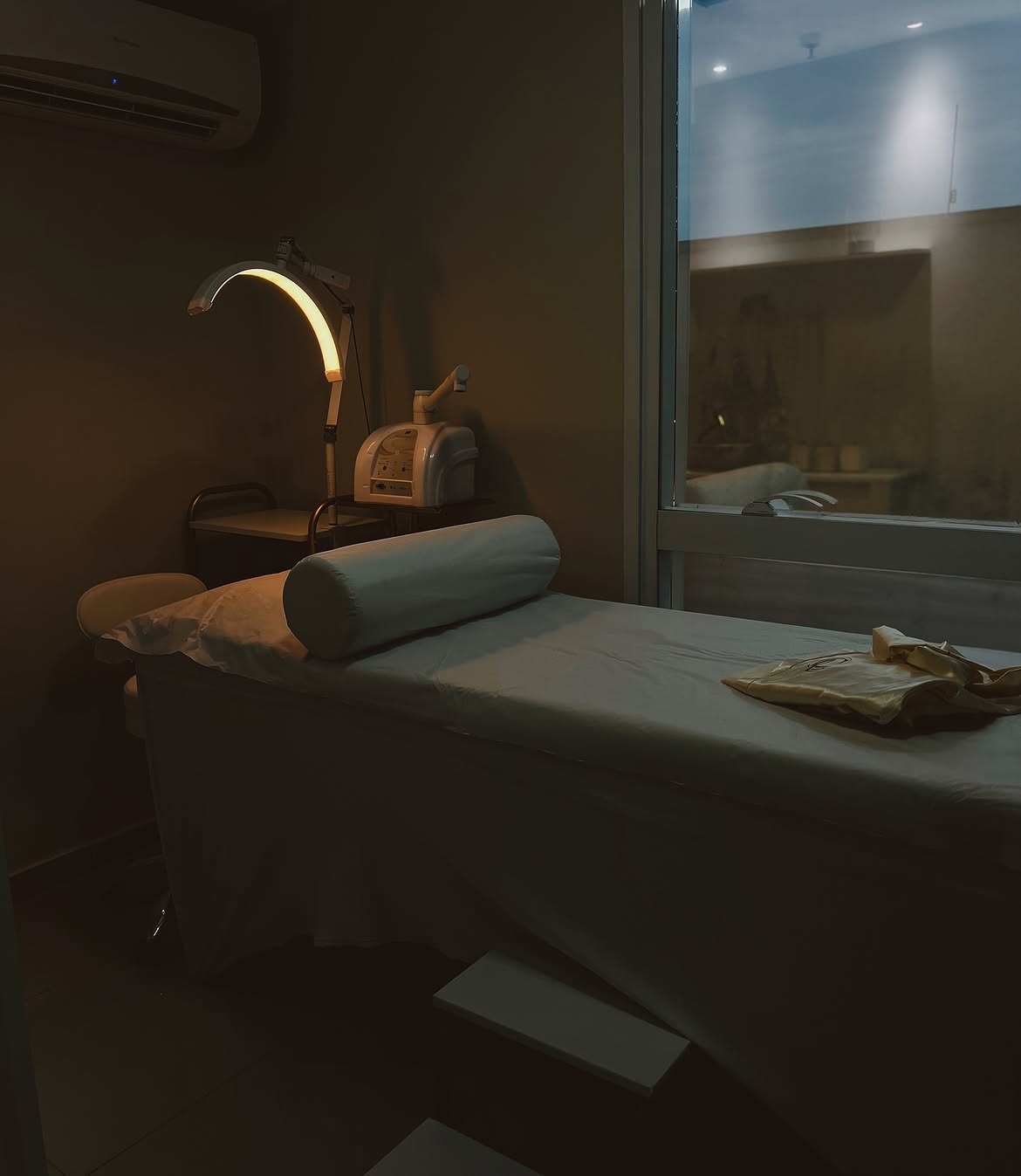 Sala com vista para a cidade, Clínica Let